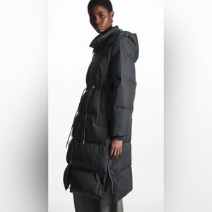 COS Hooded Recycled Down Puffer Coat in Black (EUR Size Small)